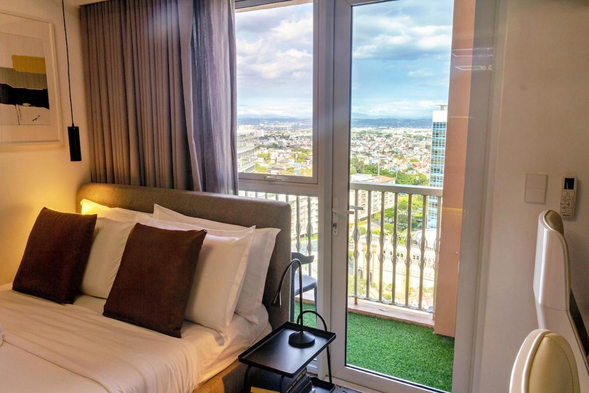 Balcony Overlooking The Iconic Venice Grand Canal With Pool & Sauna, Alexa Smart Lighting, Free Parking, 5 Mins To Bgc, Fast Wifi, Emma Mattress And Pillows *