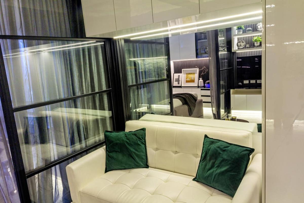 Balcony Overlooking The Iconic Venice Grand Canal With Pool & Sauna, Alexa Smart Lighting, Free Parking, 5 Mins To Bgc, Fast Wifi, Emma Mattress And Pillows Apartment
