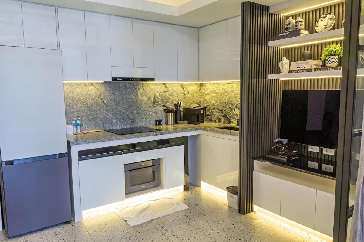 Balcony Overlooking The Iconic Venice Grand Canal With Pool & Sauna, Alexa Smart Lighting, Free Parking, 5 Mins To Bgc, Fast Wifi, Emma Mattress And Pillows Apartment *