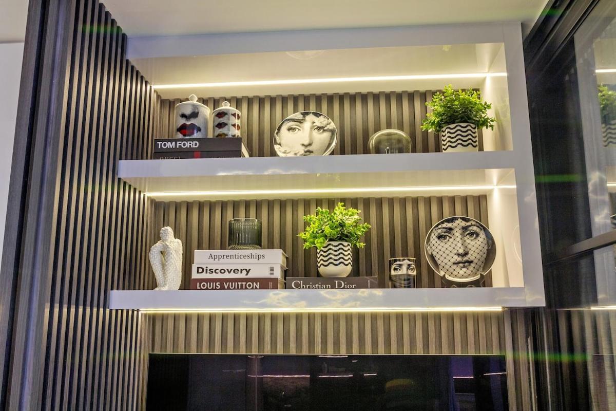 Balcony Overlooking The Iconic Venice Grand Canal With Pool & Sauna, Alexa Smart Lighting, Free Parking, 5 Mins To Bgc, Fast Wifi, Emma Mattress And Pillows * Manila