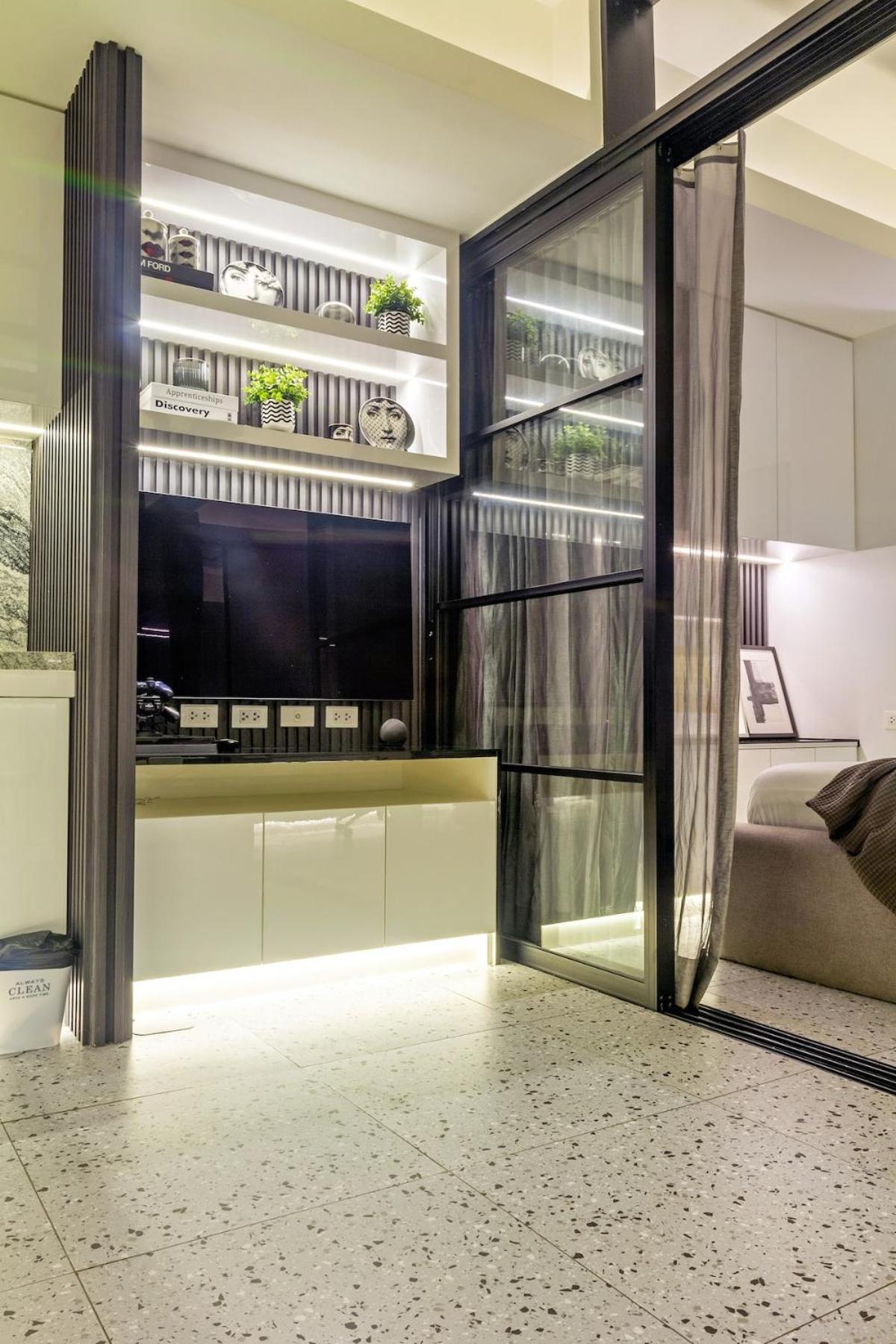 Apartment Balcony Overlooking The Iconic Venice Grand Canal With Pool & Sauna, Alexa Smart Lighting, Free Parking, 5 Mins To Bgc, Fast Wifi, Emma Mattress And Pillows Manila