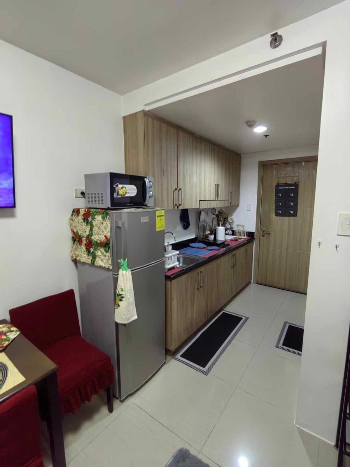 Mall Of Asia's Staycation Apartment *