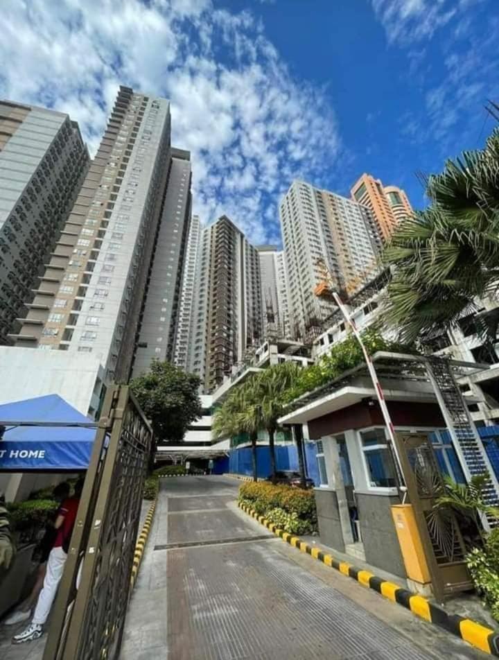 2br Pioneer Woodland Boni,mandaluyong Connected To Boni Mrt Station *