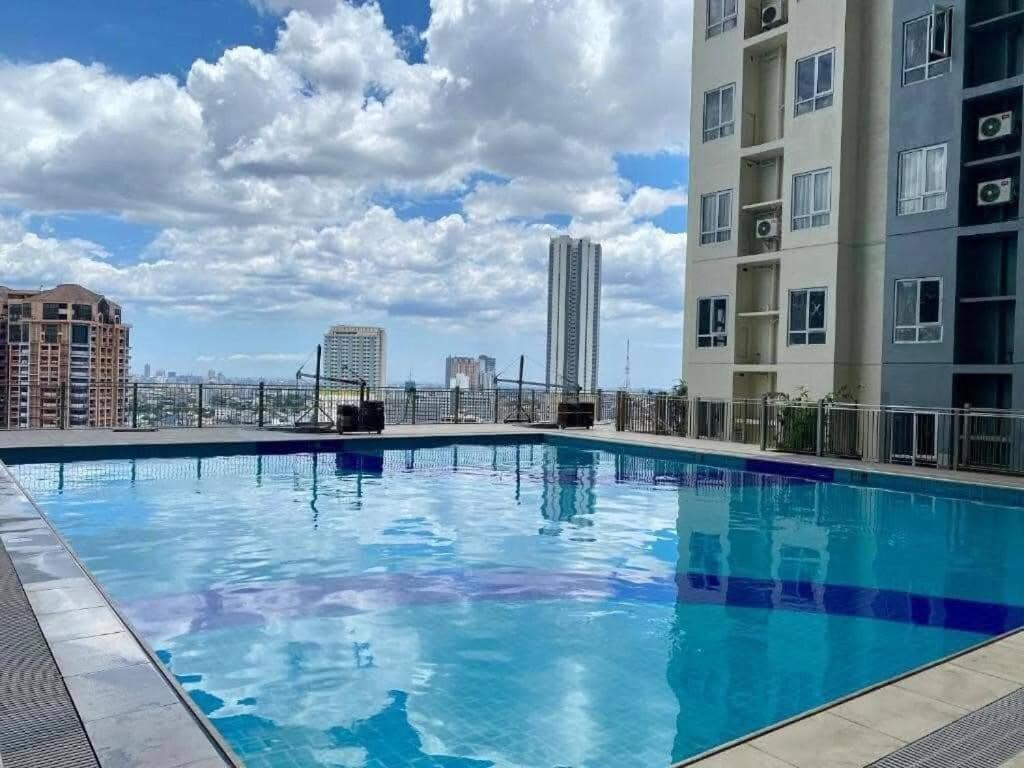 Urban Oasis With Skyline View Cylos Place Victoria Sports Tower Apartment