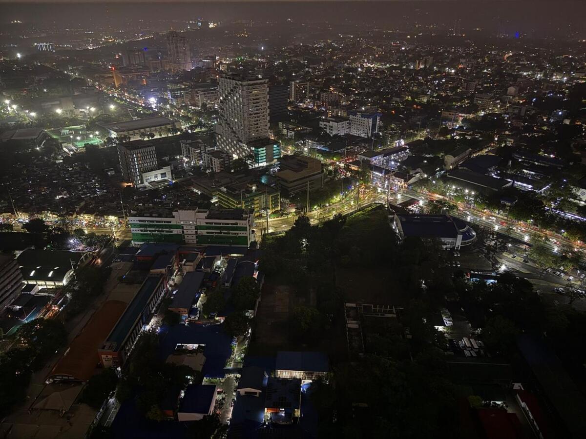 Urban Oasis With Skyline View Cylos Place Victoria Sports Tower Apartment