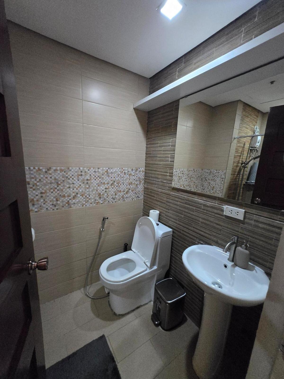 Bgc - Spacious Modern 2 Bedrooms 2 Bathrooms With Balcony * Manila