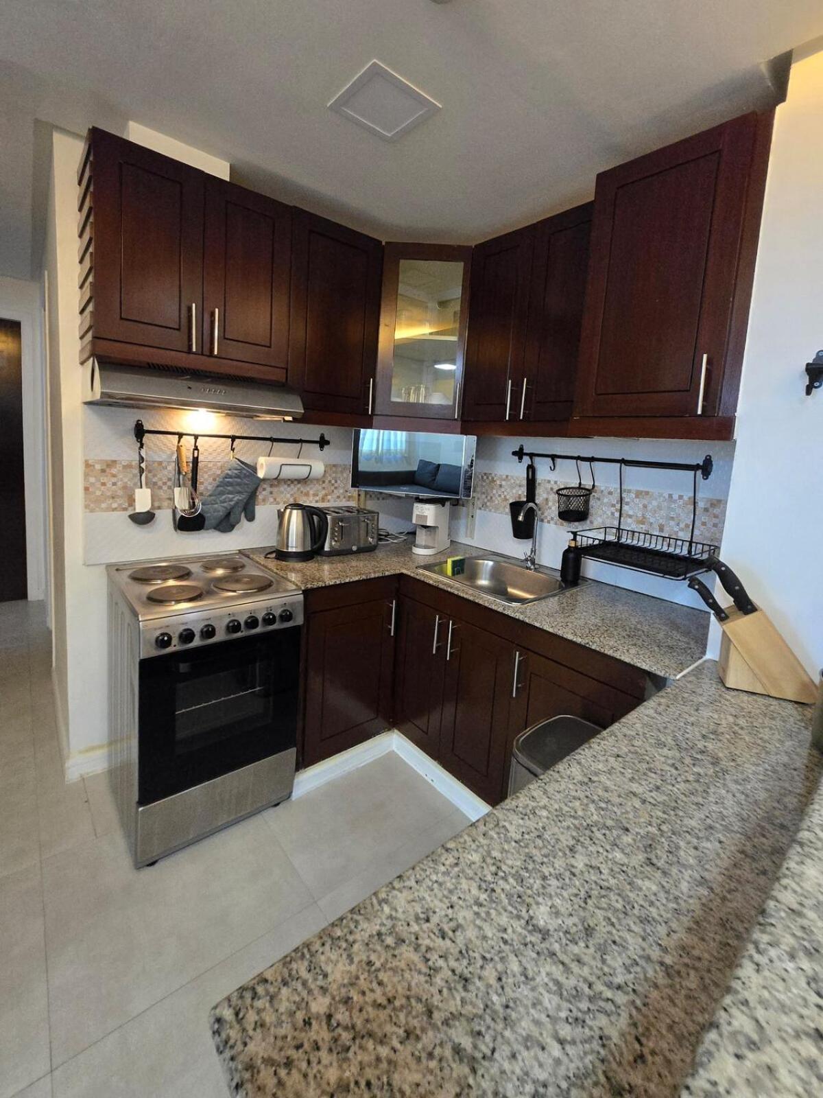 Bgc - Spacious Modern 2 Bedrooms 2 Bathrooms With Balcony Apartment