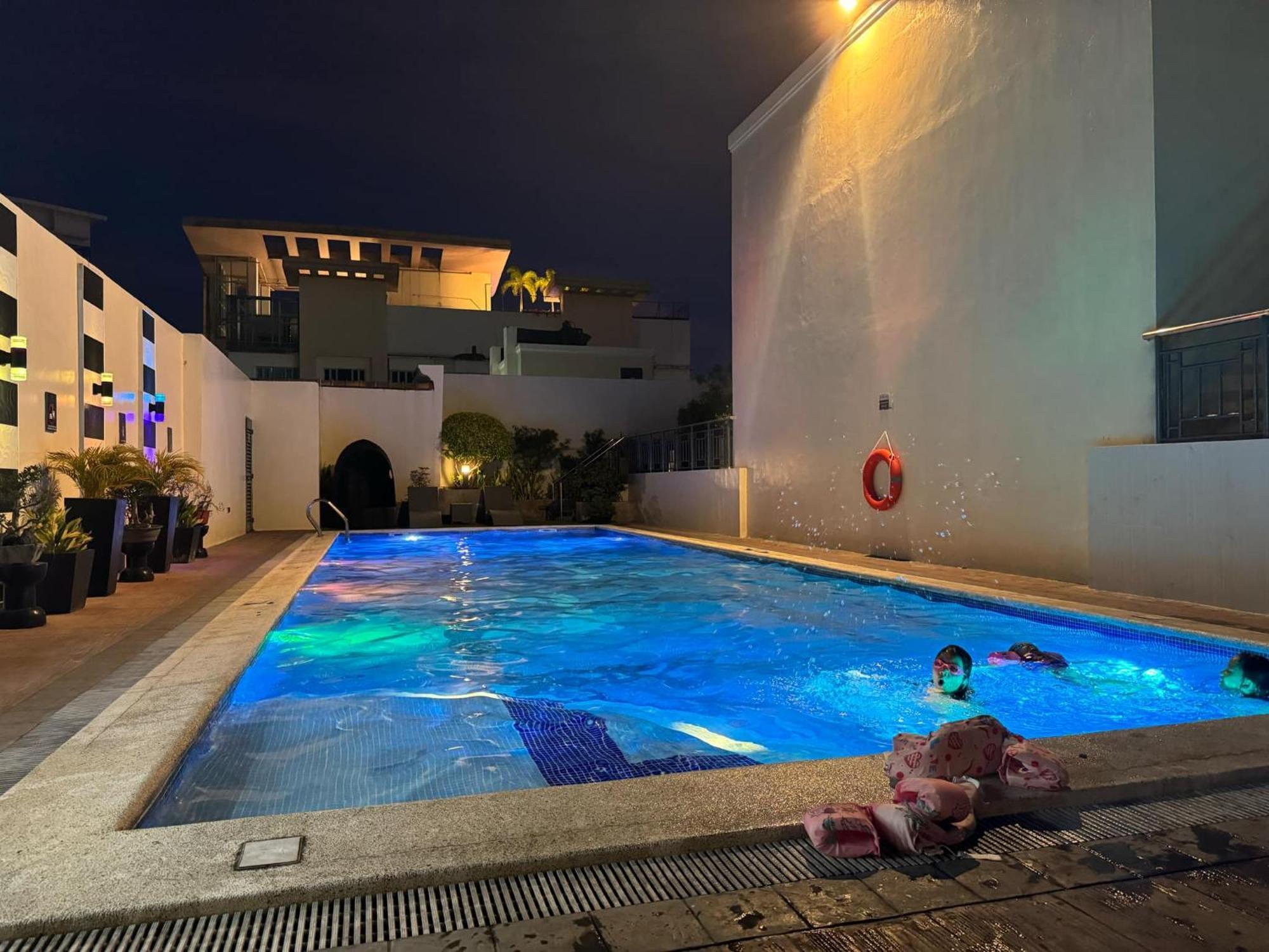 Budget Friendly Staycation Walking Distance To Venice Mall With Netflix And Wifi