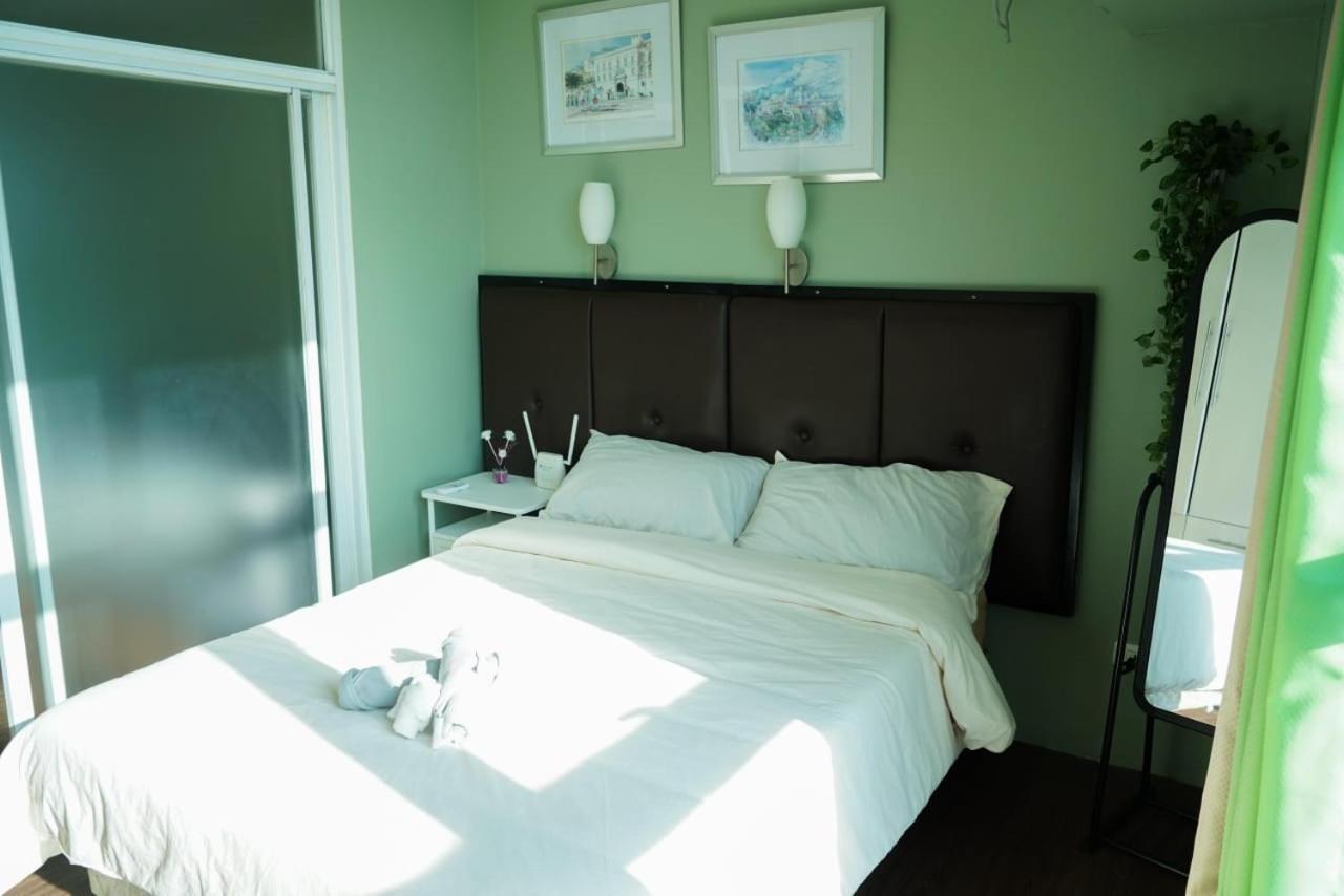 Beautiful 1-bedroom In Makati - Pool, Gym & Near Airport Apartment