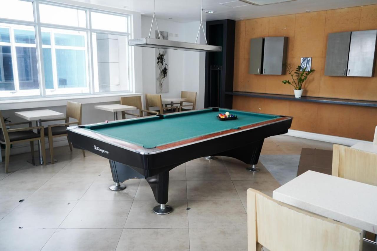 Beautiful 1-bedroom In Makati - Pool, Gym & Near Airport Apartment