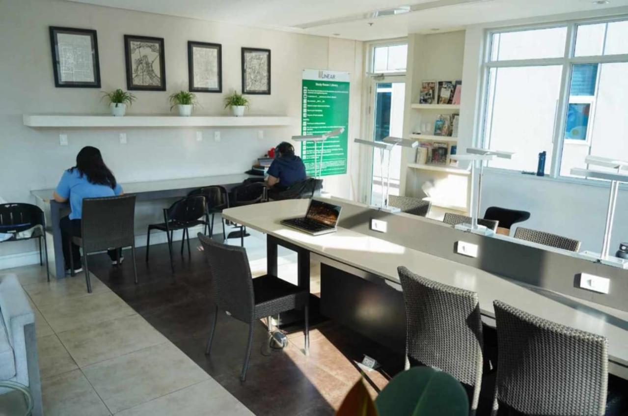 Beautiful 1-bedroom In Makati - Pool, Gym & Near Airport Apartment Manila