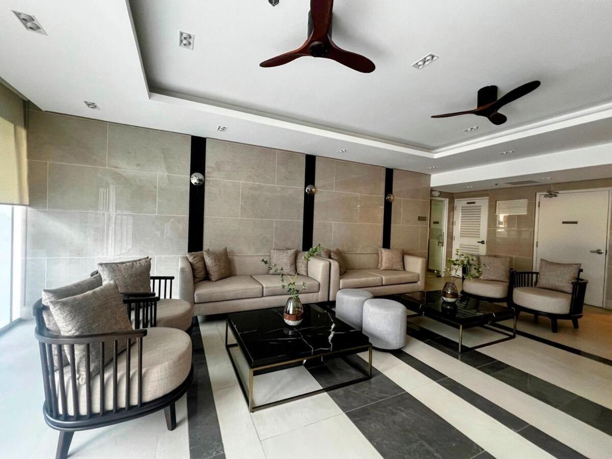 Modern Makati With Balcony & Cityscape Views Apartment