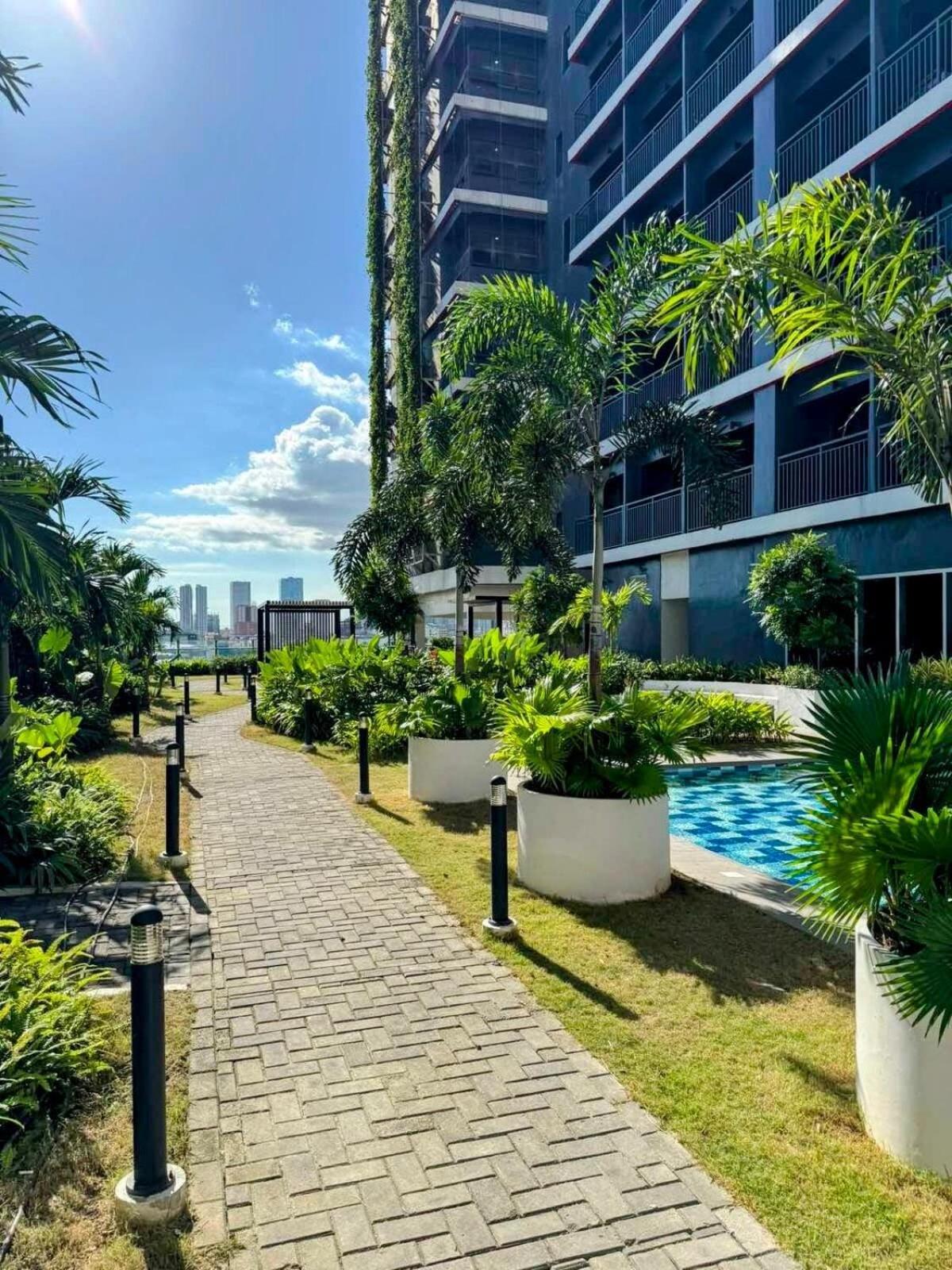 Apartment Modern Makati With Balcony & Cityscape Views