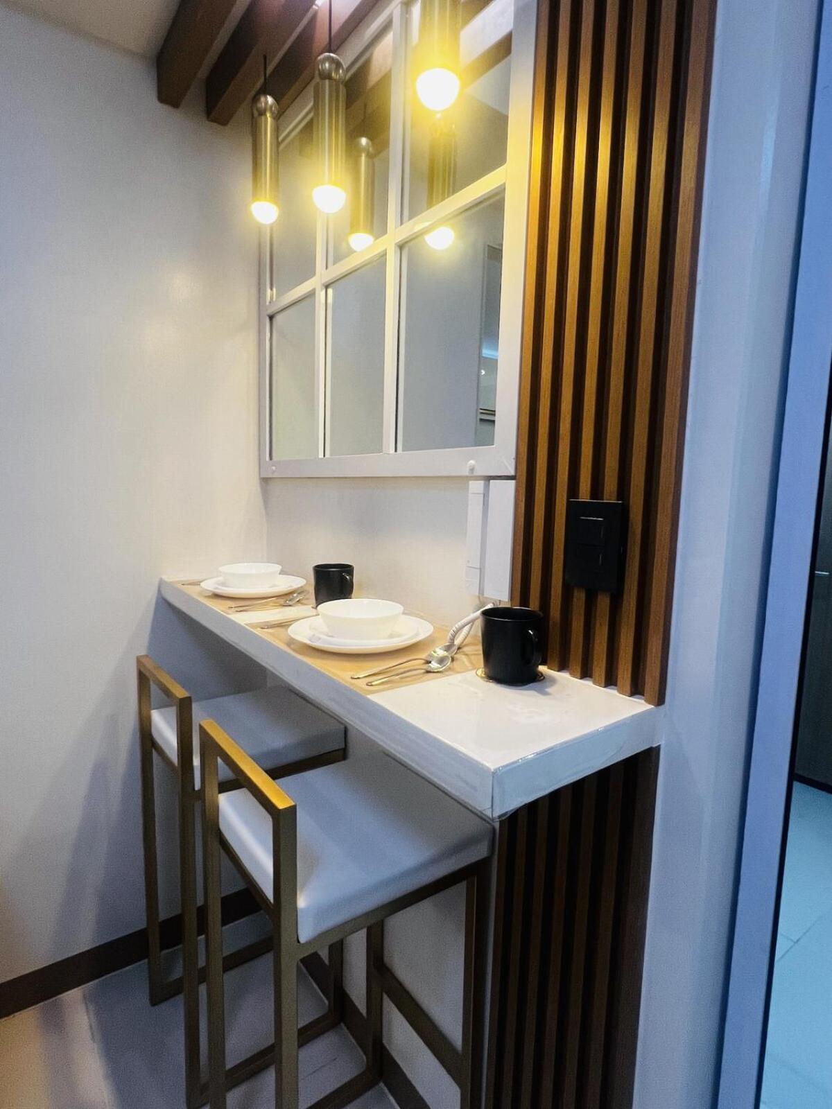 Apartment Modern Makati With Balcony & Cityscape Views