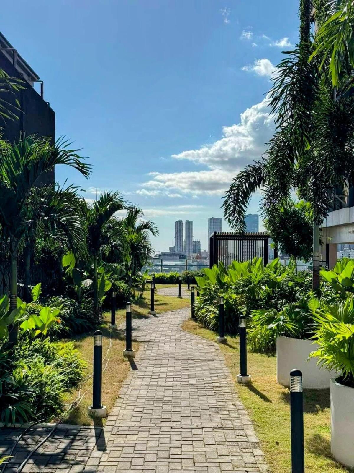 Modern Makati With Balcony & Cityscape Views