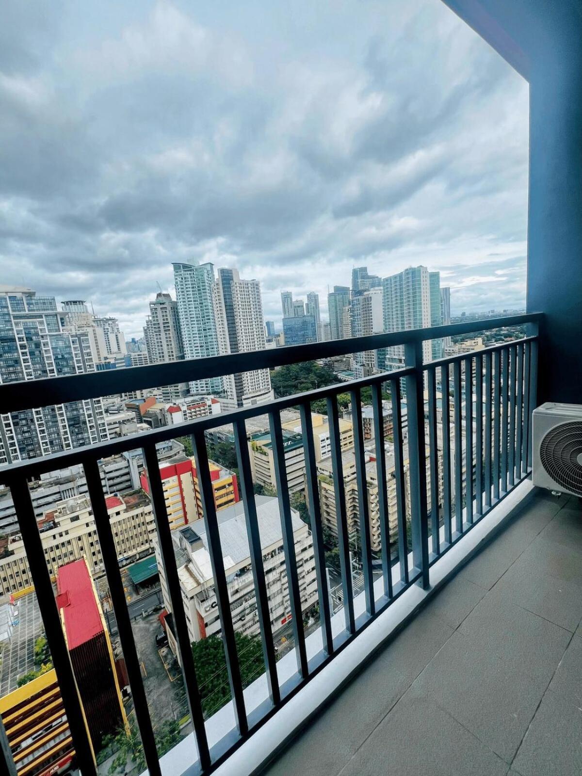 Apartment Modern Makati With Balcony & Cityscape Views *