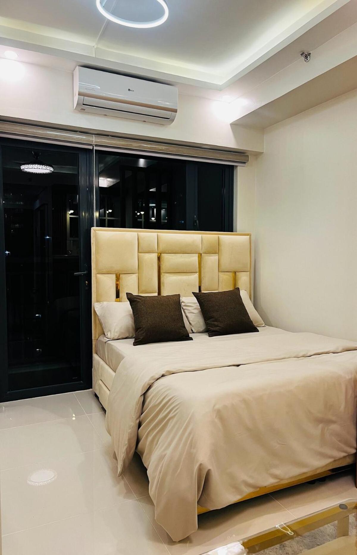 Modern Makati With Balcony & Cityscape Views