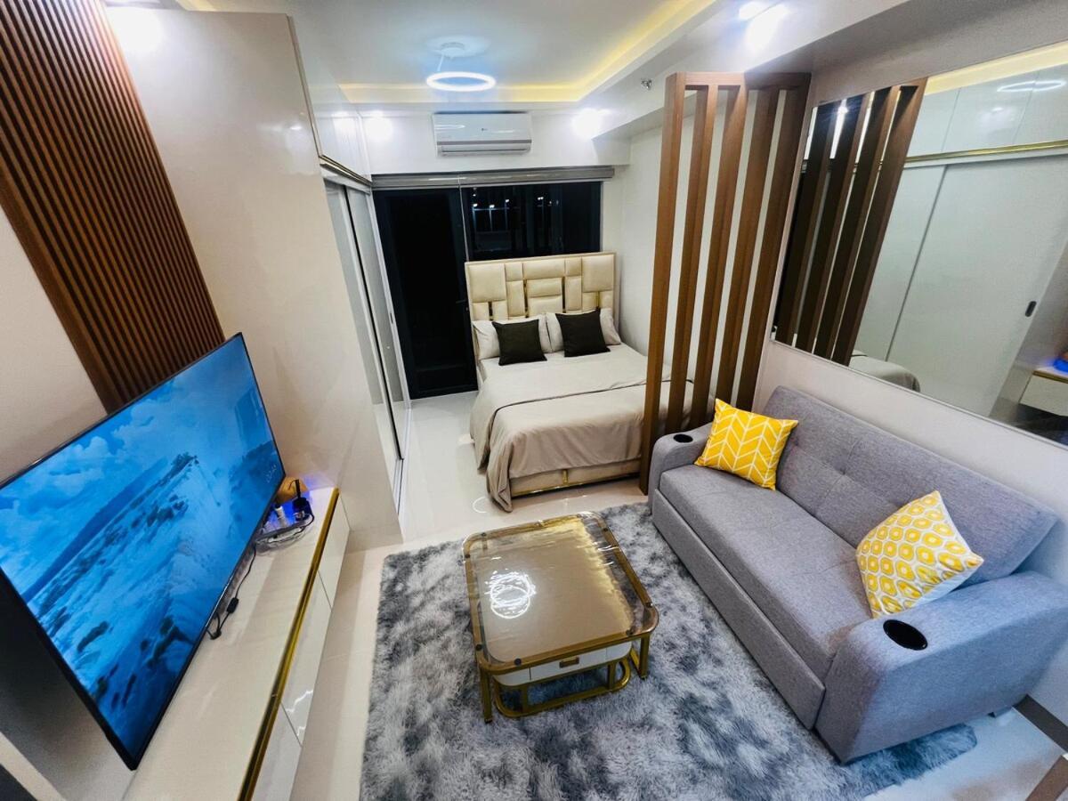 Modern Makati With Balcony & Cityscape Views