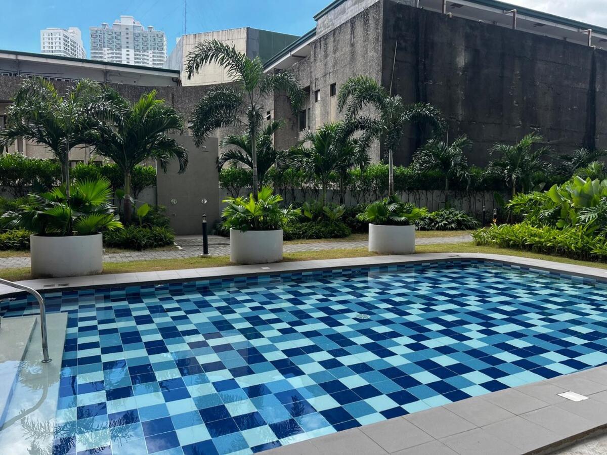 Modern Makati With Balcony & Cityscape Views *