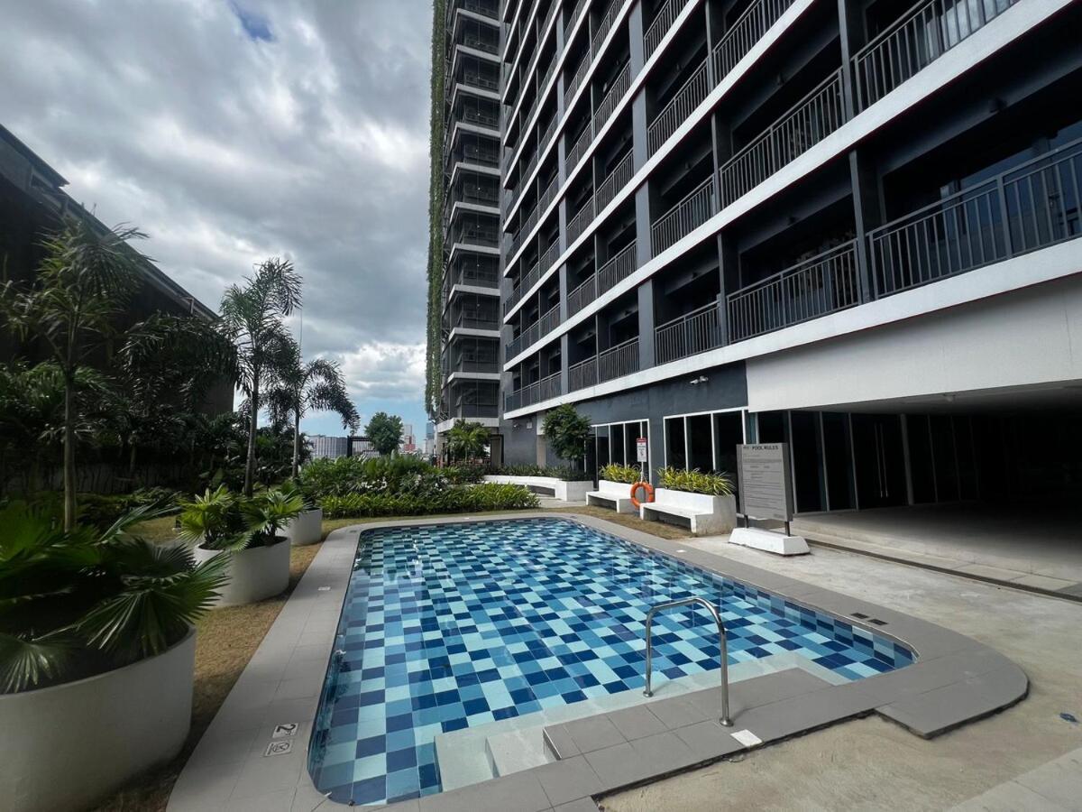 Apartment Modern Makati With Balcony & Cityscape Views