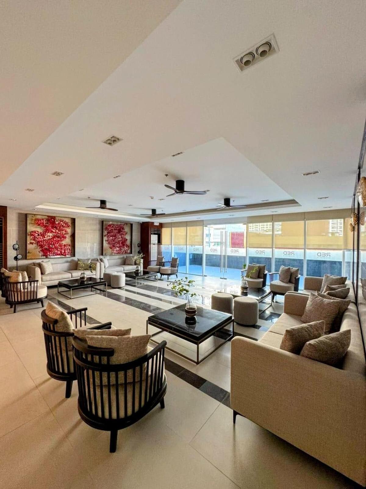 Modern Makati With Balcony & Cityscape Views Apartment