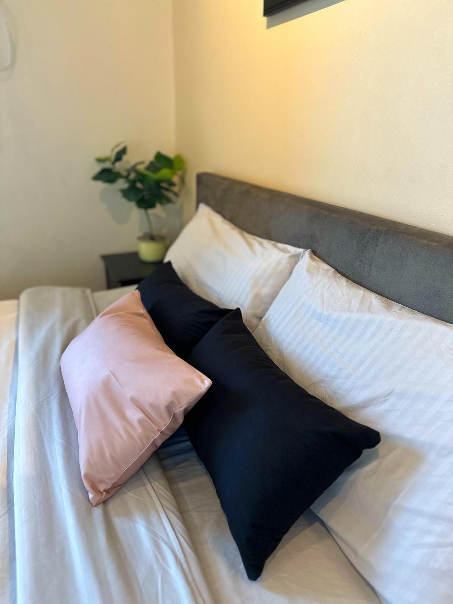 Manhattan Heights 200 Mbps Wifi Great Location In Araneta Apartment *