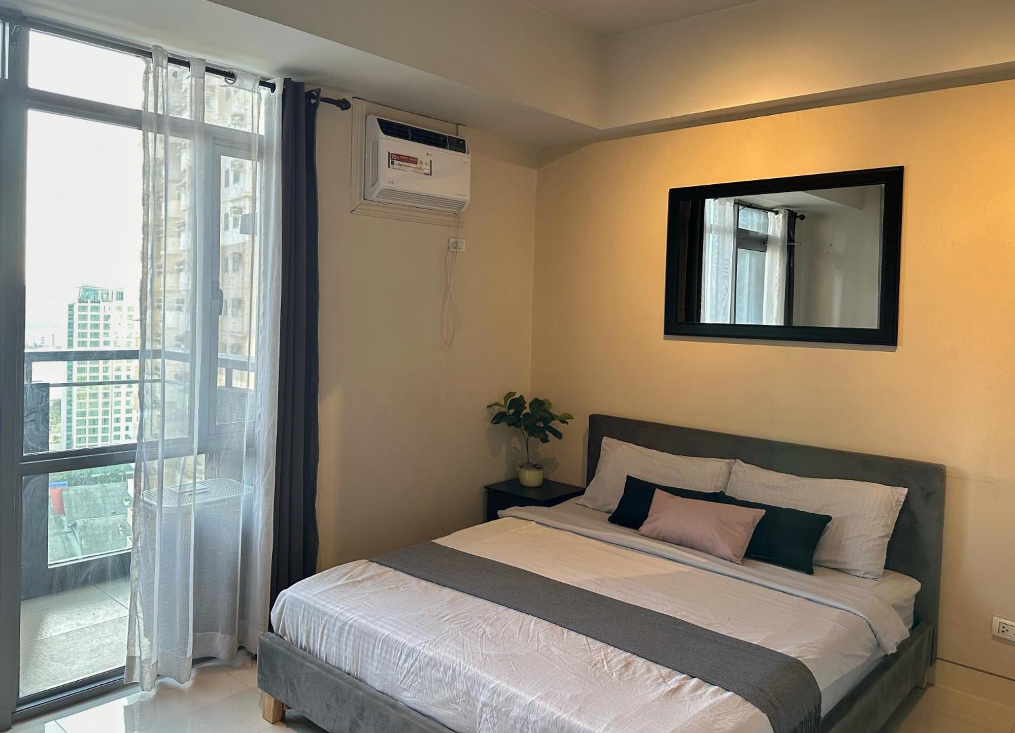 Manhattan Heights 200 Mbps Wifi Great Location In Araneta Apartment *