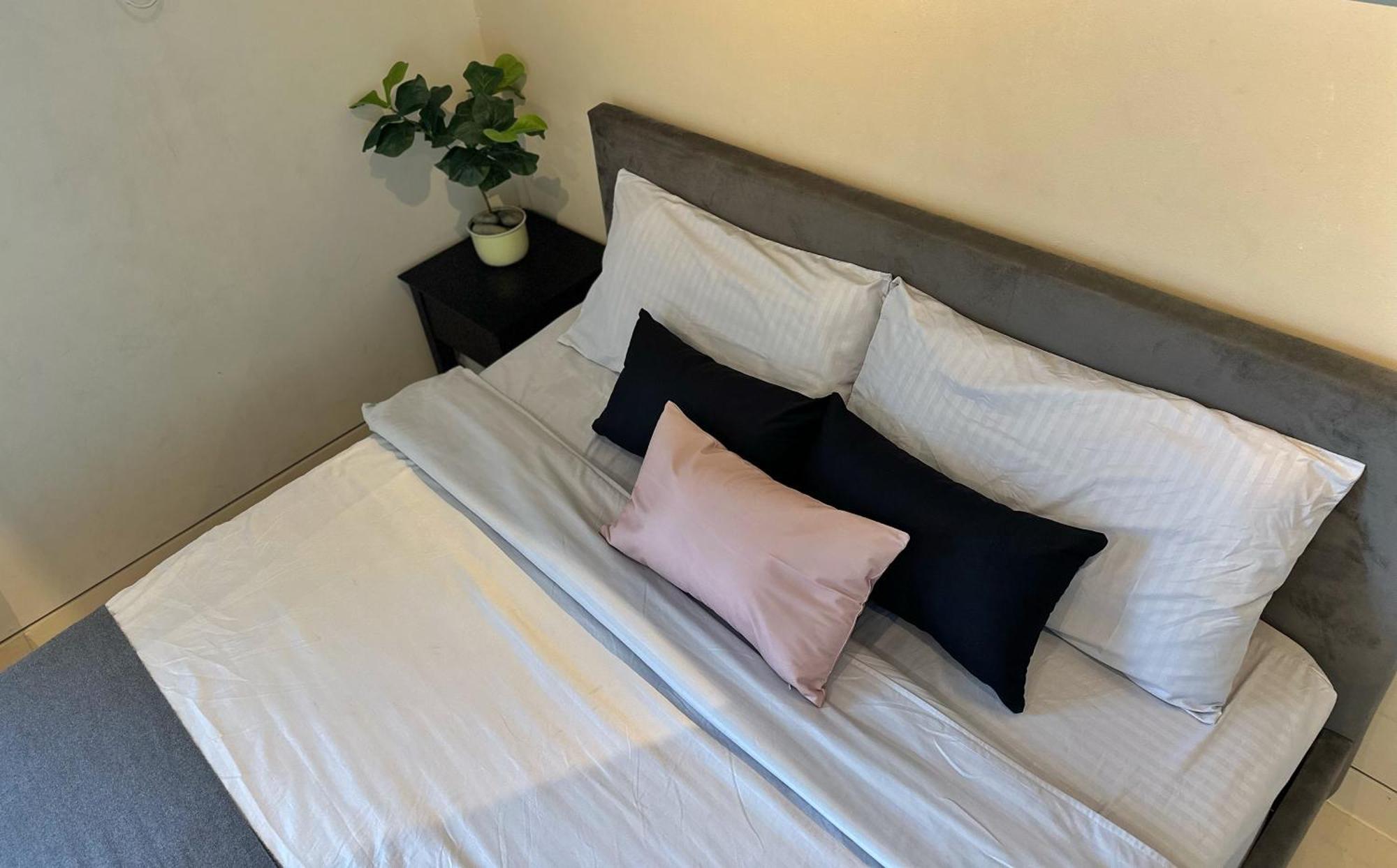 Manhattan Heights 200 Mbps Wifi Great Location In Araneta Apartment Manila
