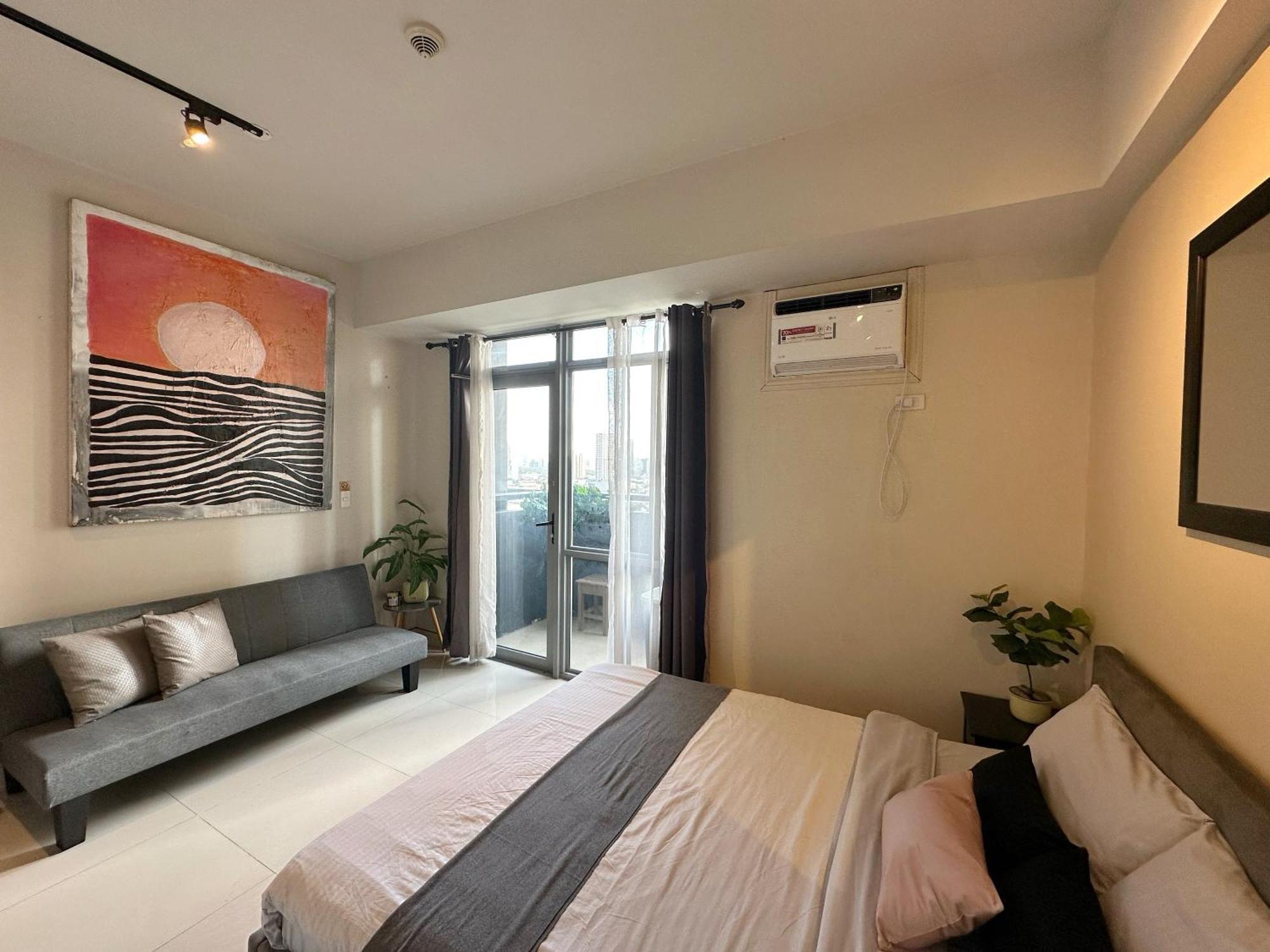 Manhattan Heights 200 Mbps Wifi Great Location In Araneta Apartment