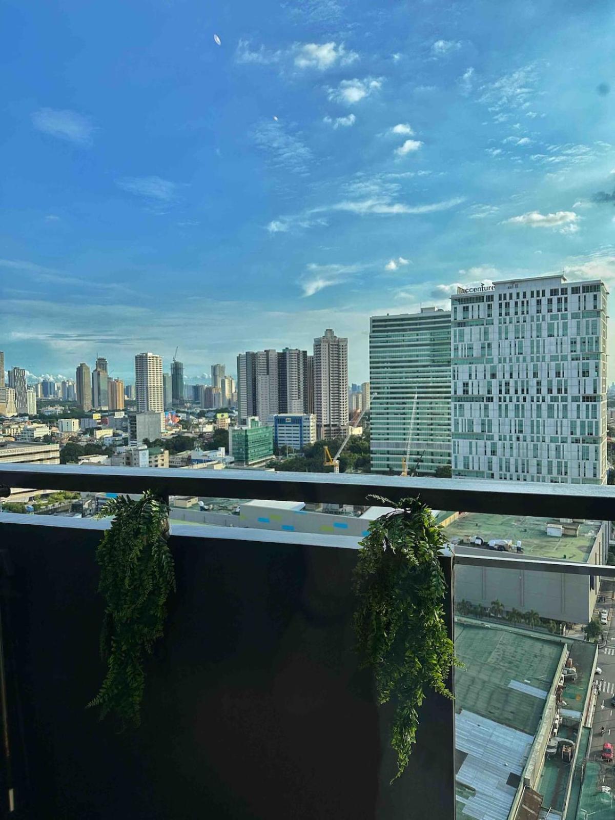 Manhattan Heights 200 Mbps Wifi Great Location In Araneta Manila