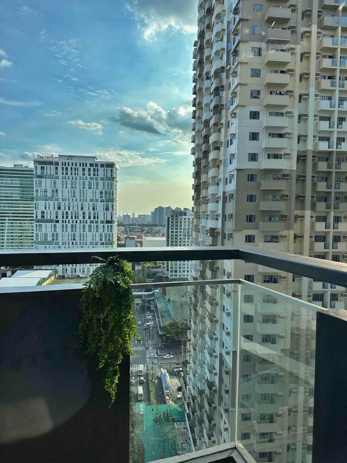 Manhattan Heights 200 Mbps Wifi Great Location In Araneta Manila