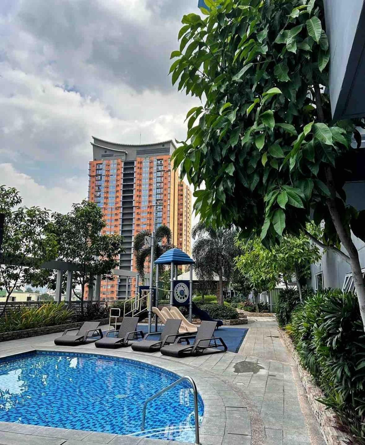 Manhattan Heights 200 Mbps Wifi Great Location In Araneta Apartment Manila