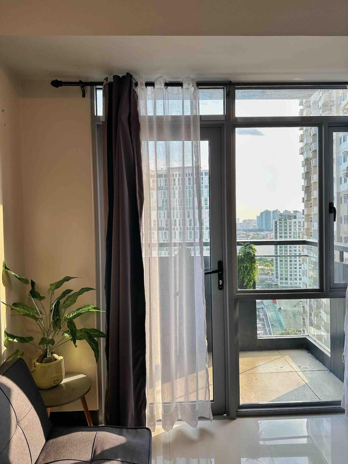 Manhattan Heights 200 Mbps Wifi Great Location In Araneta Apartment