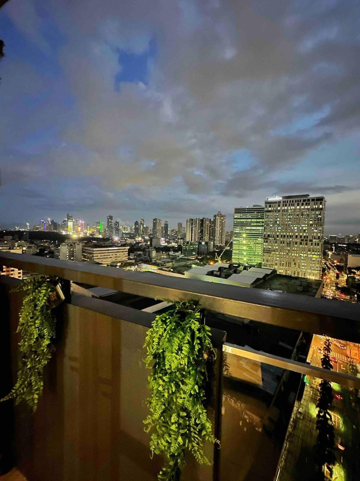 Manhattan Heights 200 Mbps Wifi Great Location In Araneta