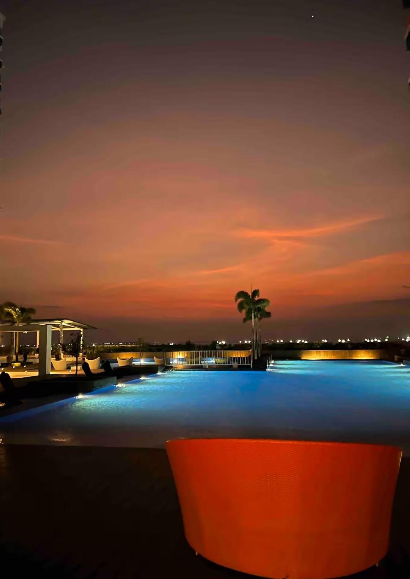 Luxurious 1 Bedroom Facing Bay Sunset Nearby Okada Moa Solaire Ayala Malls Manila