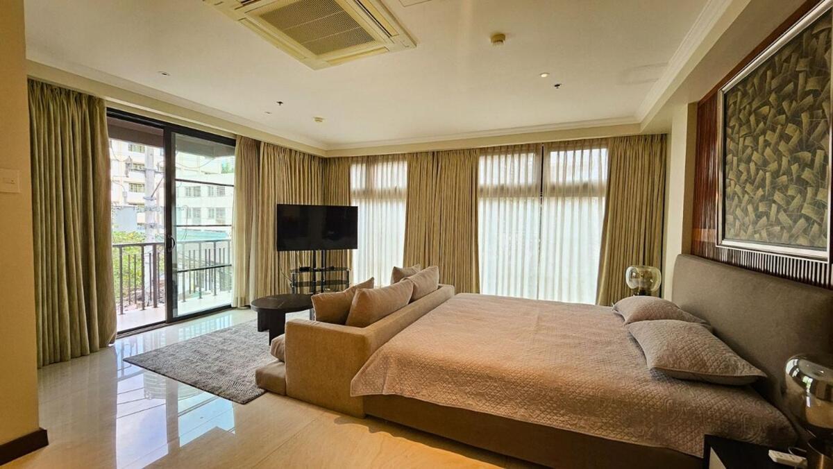 Poblacion With Balcony Apartment Manila