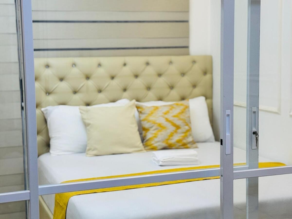 Cozy 773 In Shore 2 Infront Of Moa By Prime Manila