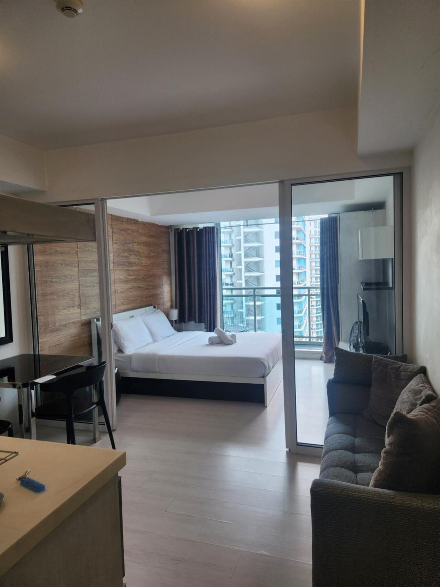 Azure Pasay By Amrs Near T3 Airport Apartment *