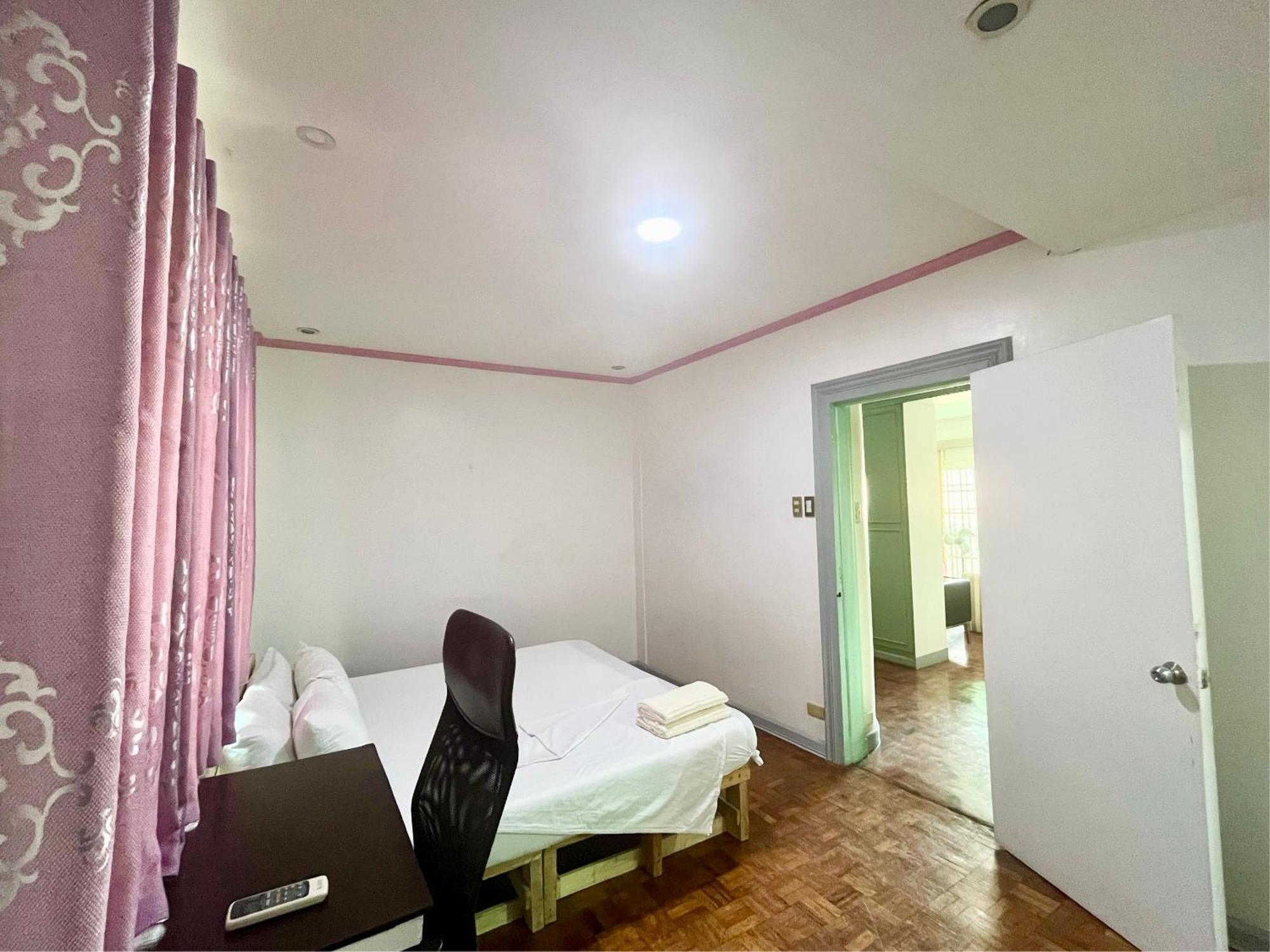 Hostel Layover At 28 Fokker- Near Airport *