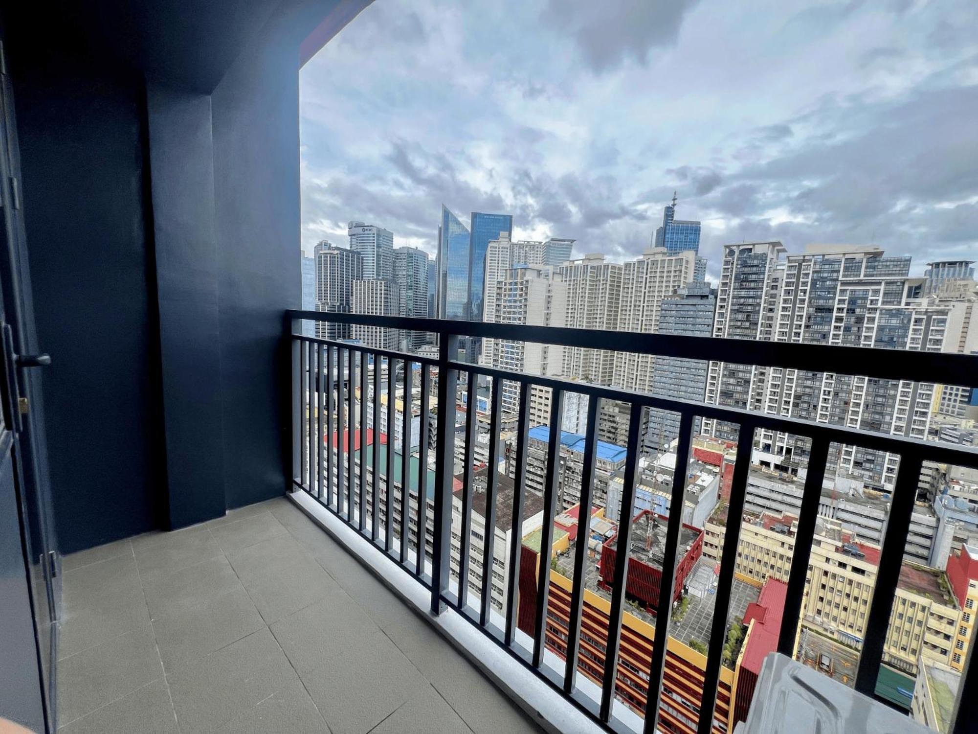 Apartment Modern Makati With Balcony & Cityscape Views