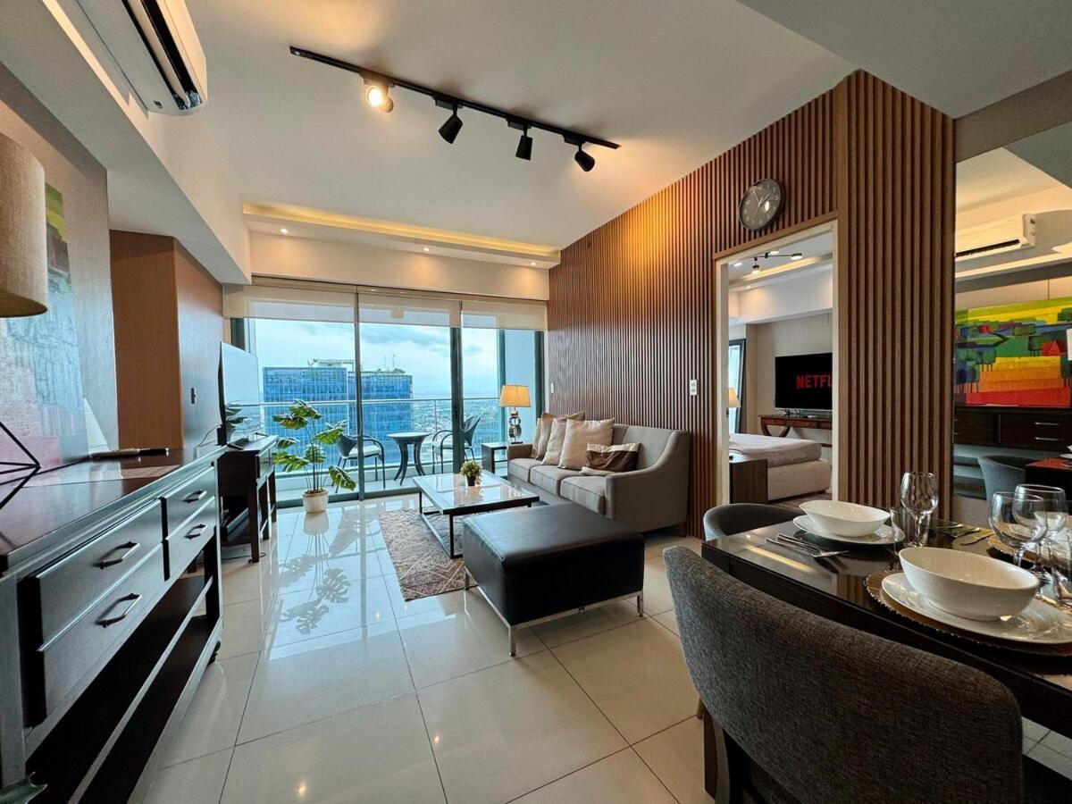 Apartment Bgc One Uptown Premium 2br With Balcony Near Supermarket, Malls And Restaurants *