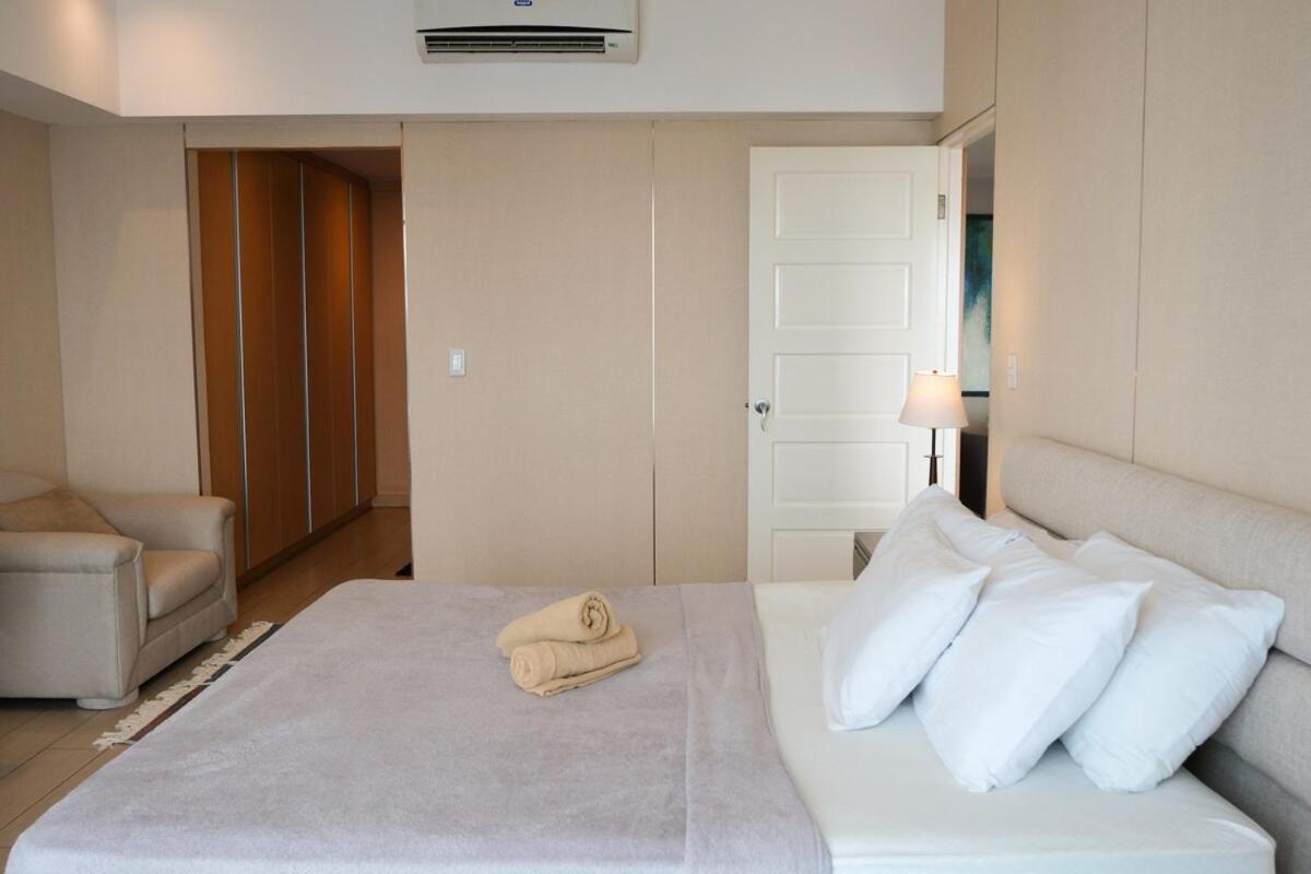 Apartment Bgc One Uptown Premium 2br With Balcony Near Supermarket, Malls And Restaurants Manila