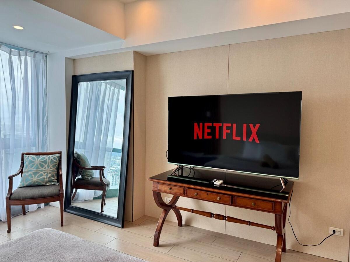 Apartment Bgc One Uptown Premium 2br With Balcony Near Supermarket, Malls And Restaurants