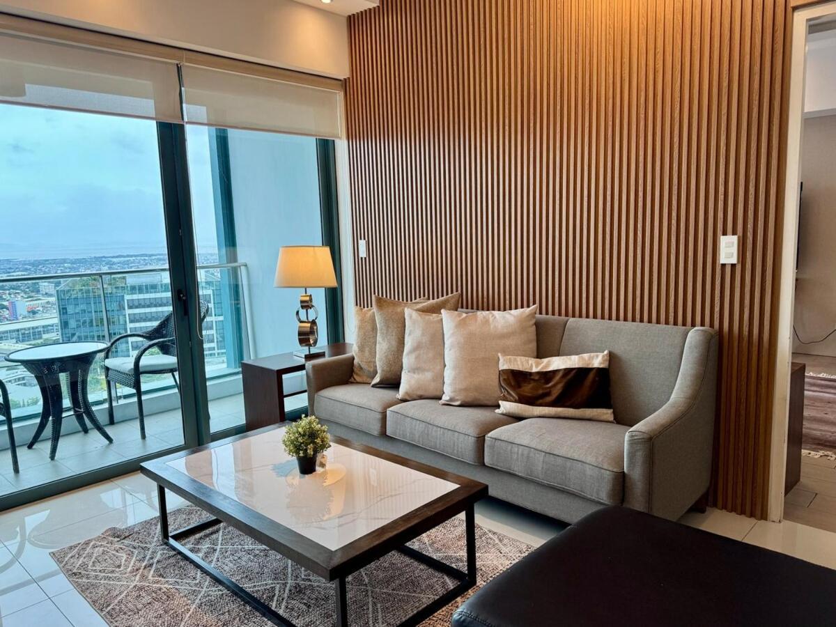 Bgc One Uptown Premium 2br With Balcony Near Supermarket, Malls And Restaurants Apartment
