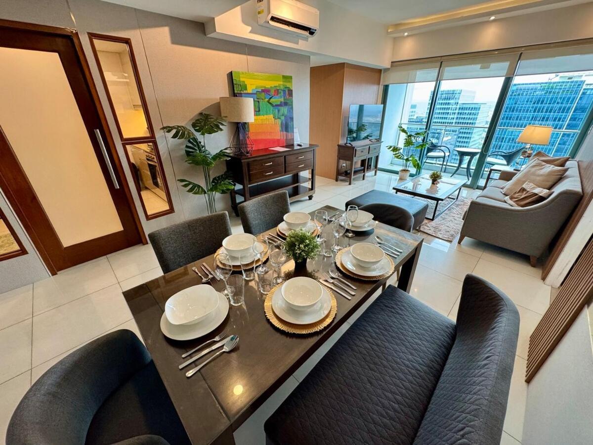 Apartment Bgc One Uptown Premium 2br With Balcony Near Supermarket, Malls And Restaurants