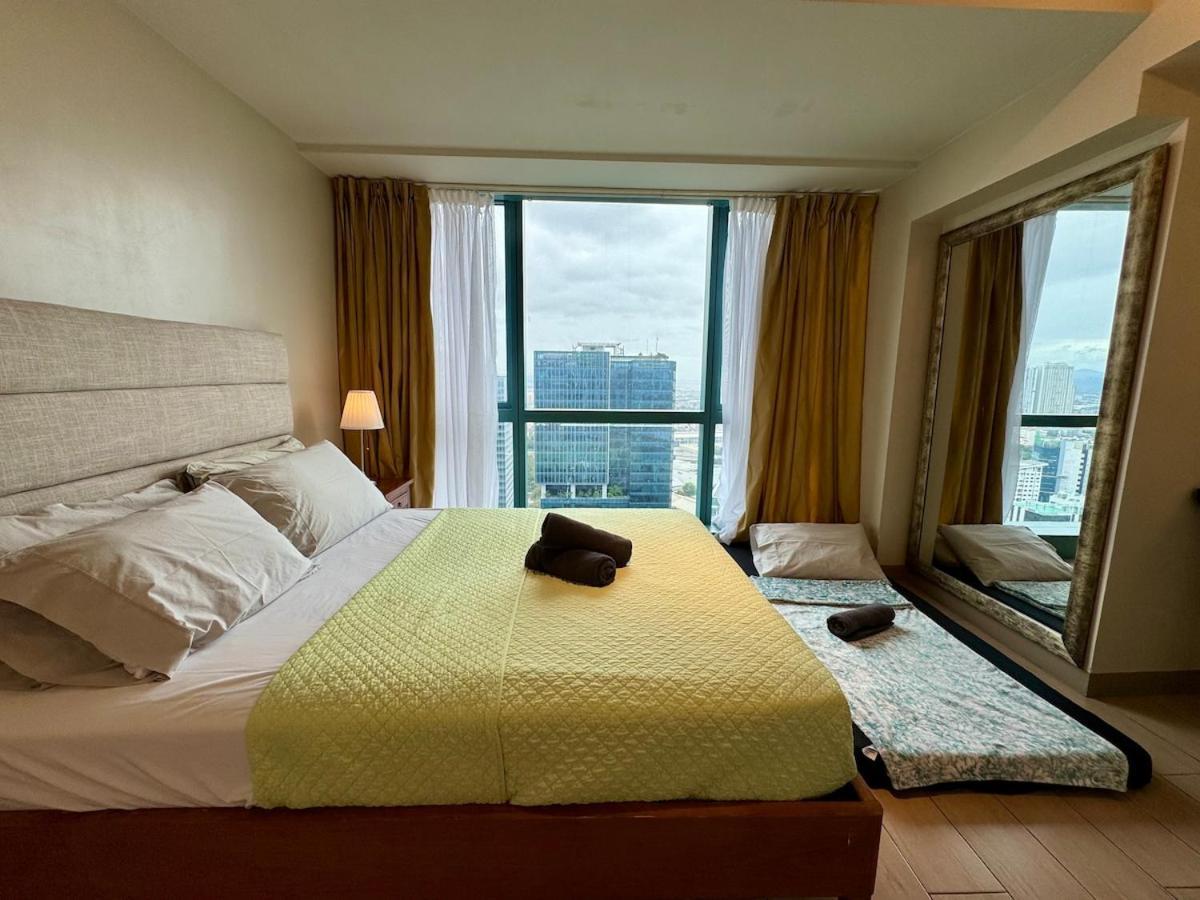 Bgc One Uptown Premium 2br With Balcony Near Supermarket, Malls And Restaurants *