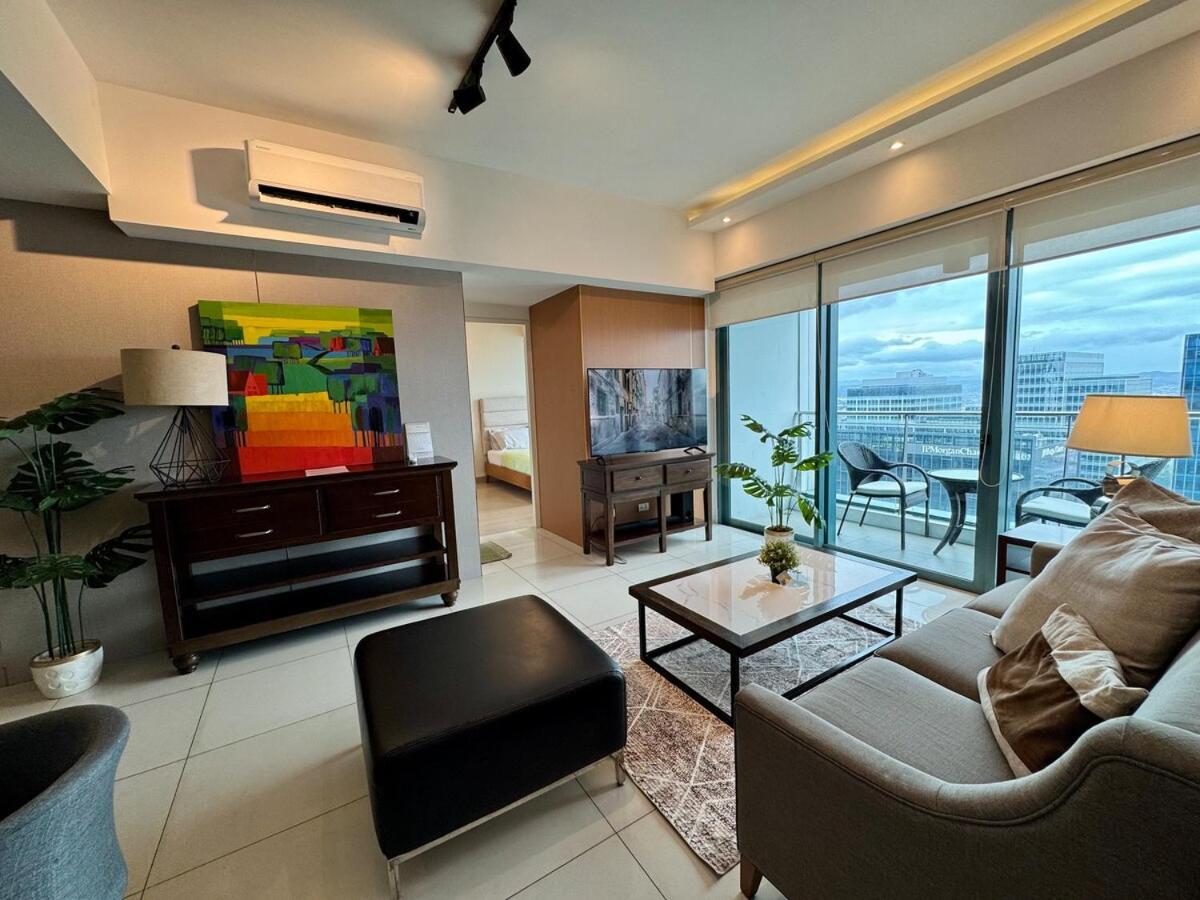 Bgc One Uptown Premium 2br With Balcony Near Supermarket, Malls And Restaurants