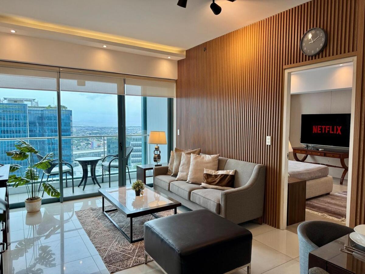 Bgc One Uptown Premium 2br With Balcony Near Supermarket, Malls And Restaurants Manila
