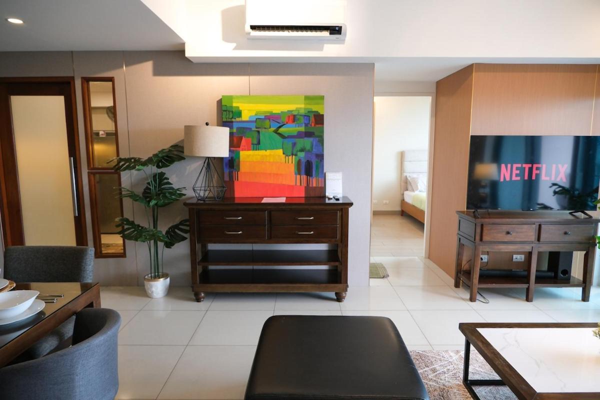 Bgc One Uptown Premium 2br With Balcony Near Supermarket, Malls And Restaurants * Manila