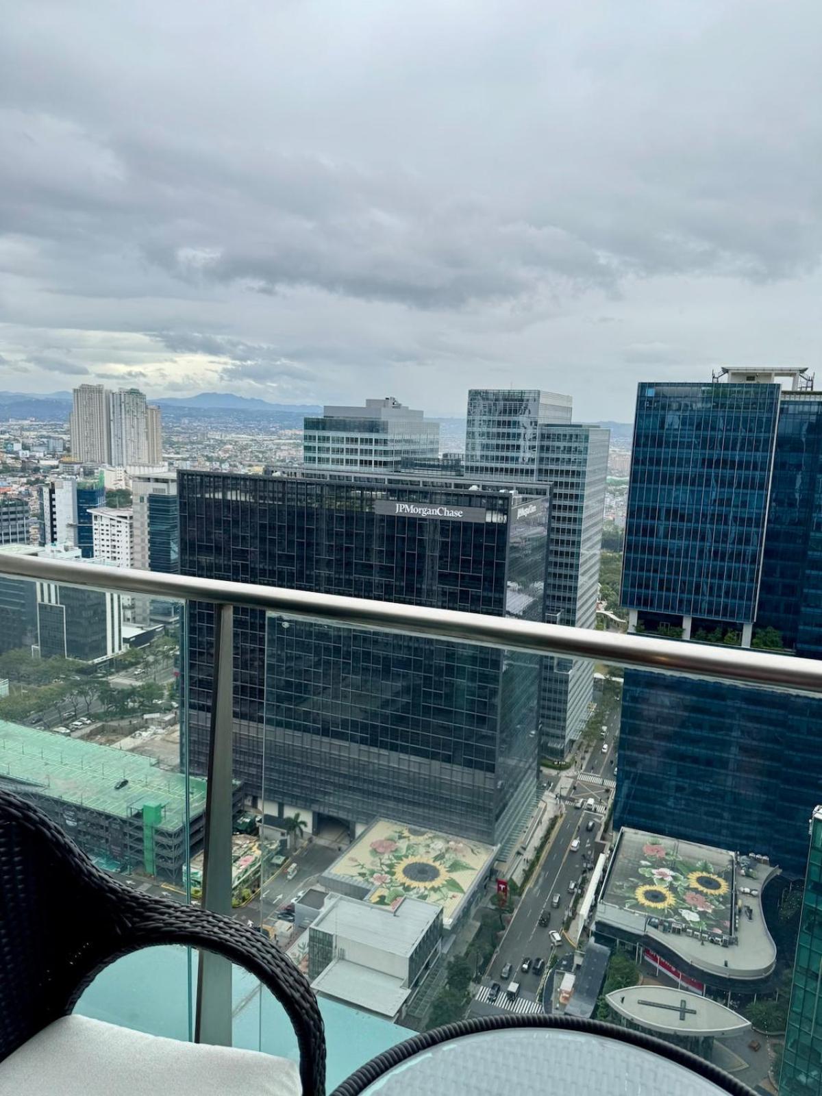 Bgc One Uptown Premium 2br With Balcony Near Supermarket, Malls And Restaurants Manila